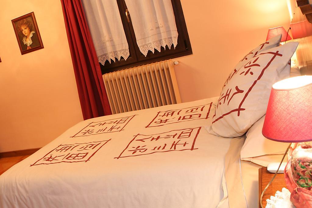 Hostal Rural Huartearena Iza Rum bild